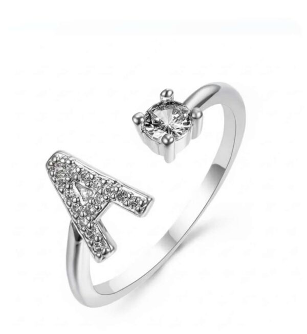 Modny srebrzysty pierścionek z inicjałem od A-Z